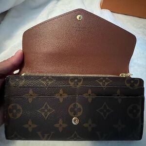 💯 Authentic: Louis Vuitton Sarah wallet